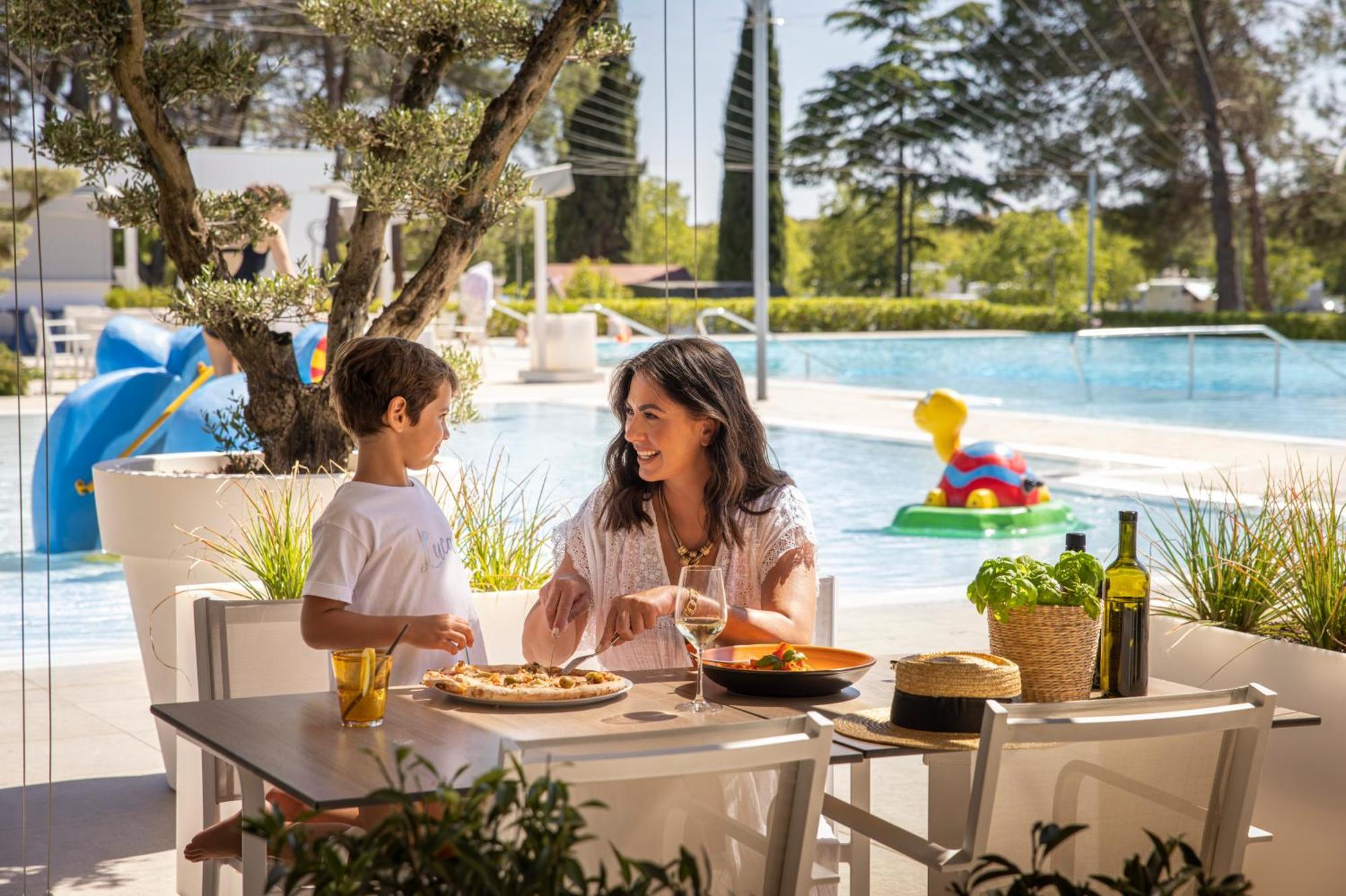 Maistra Camping Valkanela Pitches Funtana Bagian luar foto