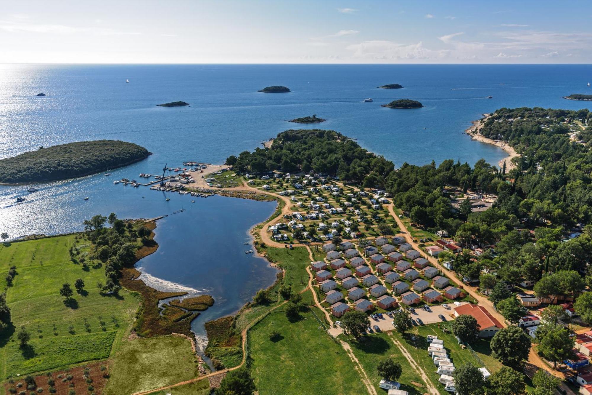 Maistra Camping Valkanela Pitches Funtana Bagian luar foto